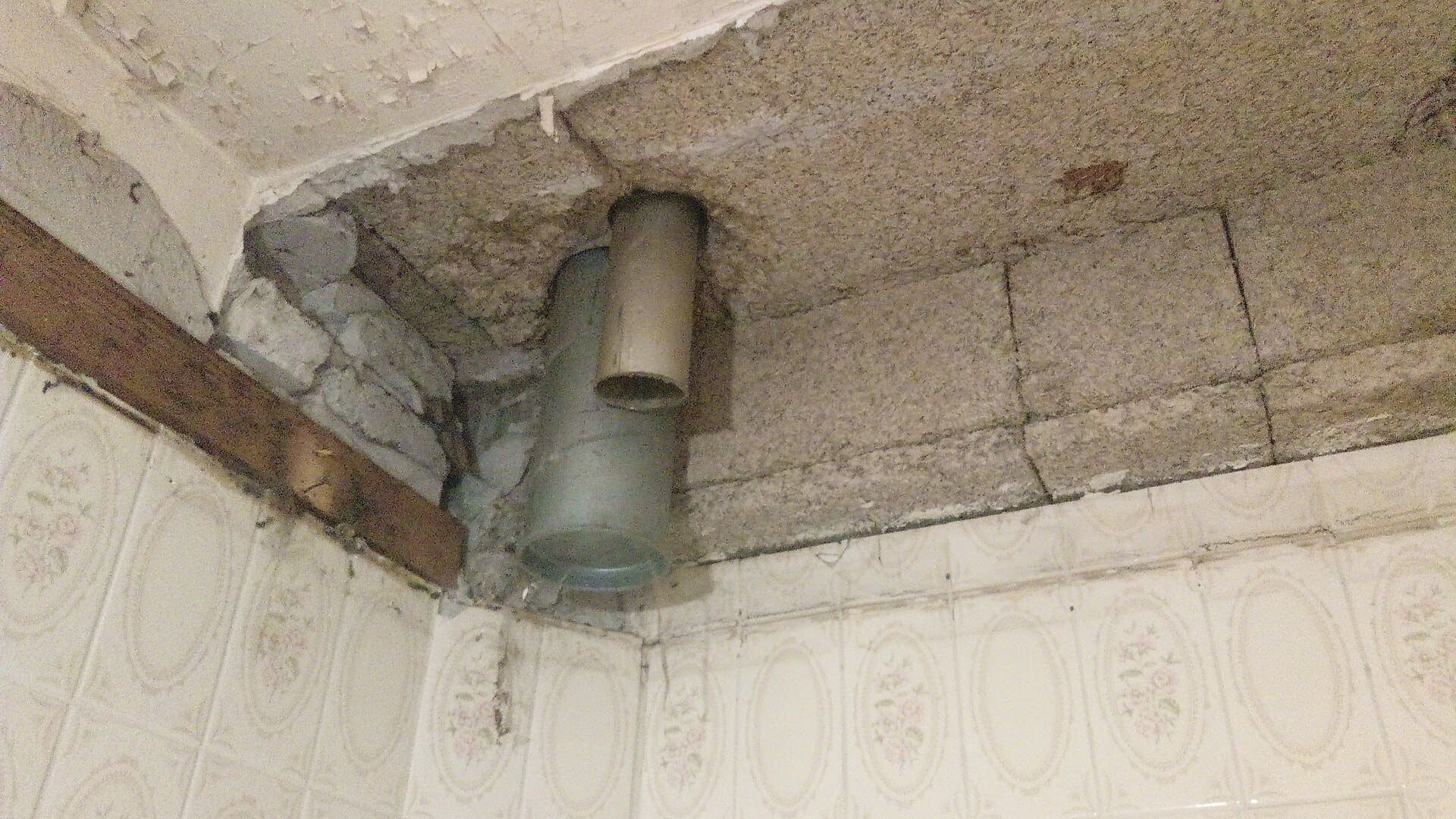 Photo de chantier : plafond ouvert laissant voir les réseaux