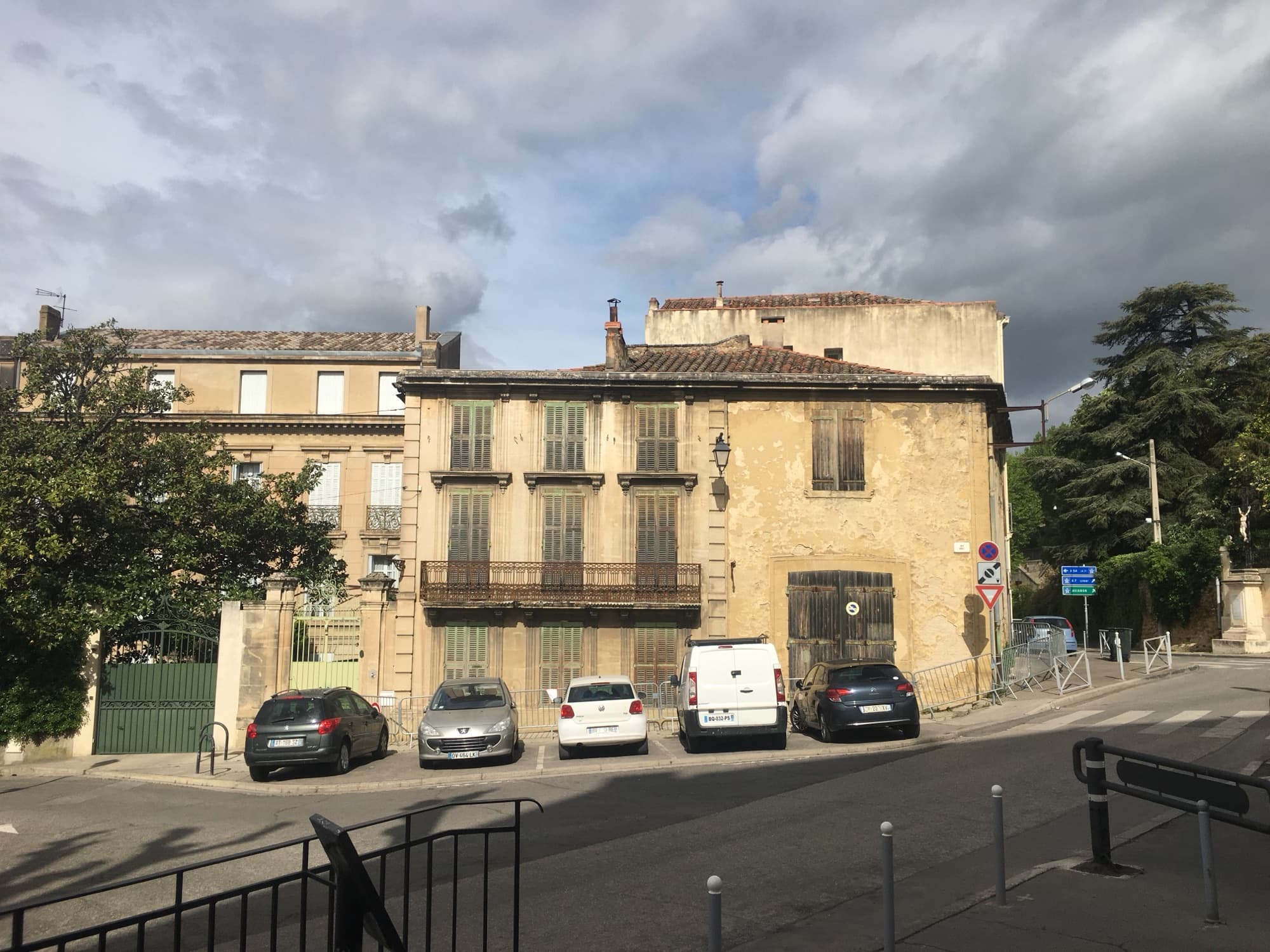 Maison de maître avant travaux, vue d'angle avec l'enduit écaillé