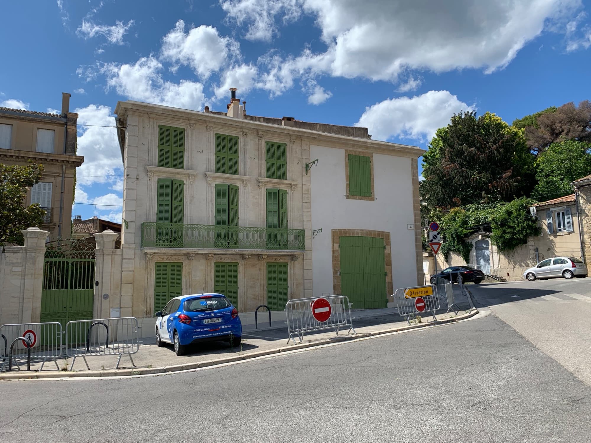 Pignon de la maison avant travaux, enduit fissuré