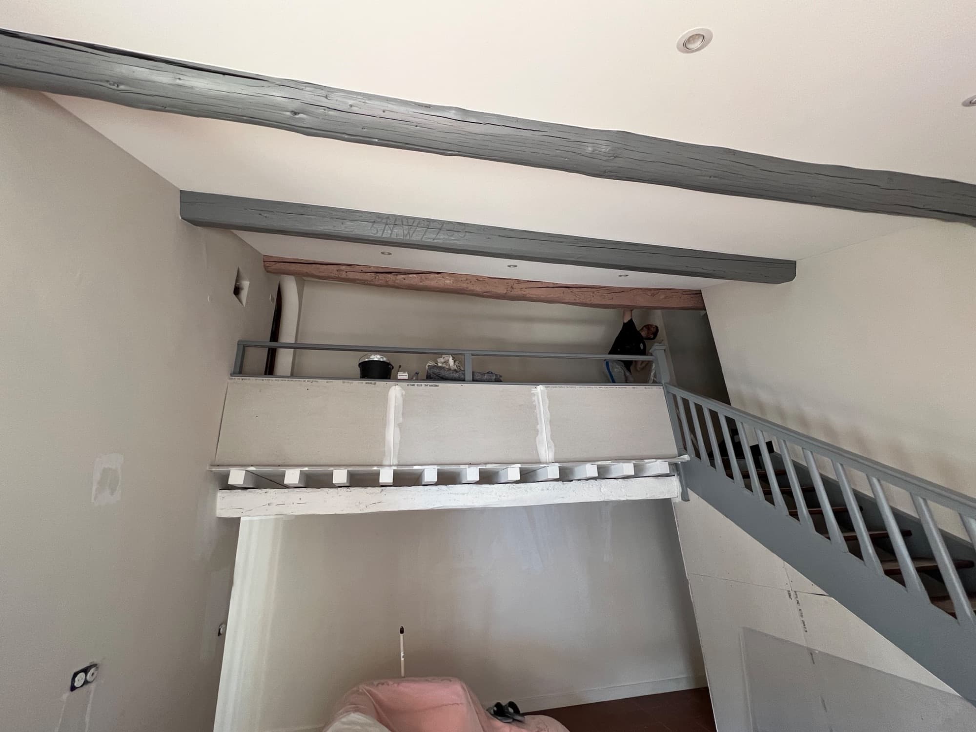 Maison sous échafaudage et filets de protection pendant le ravalement