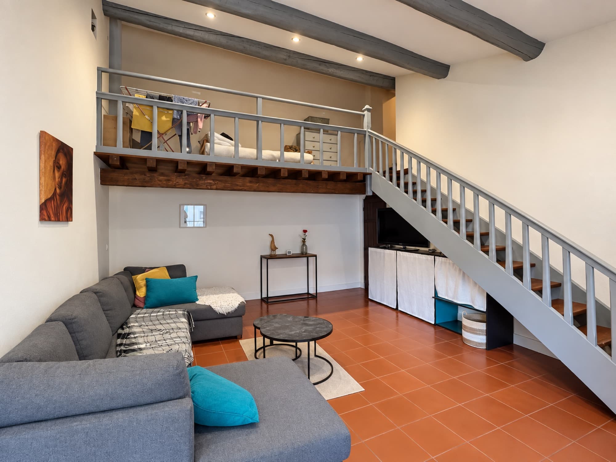 Salon avant travaux avec mezzanine et escalier gris