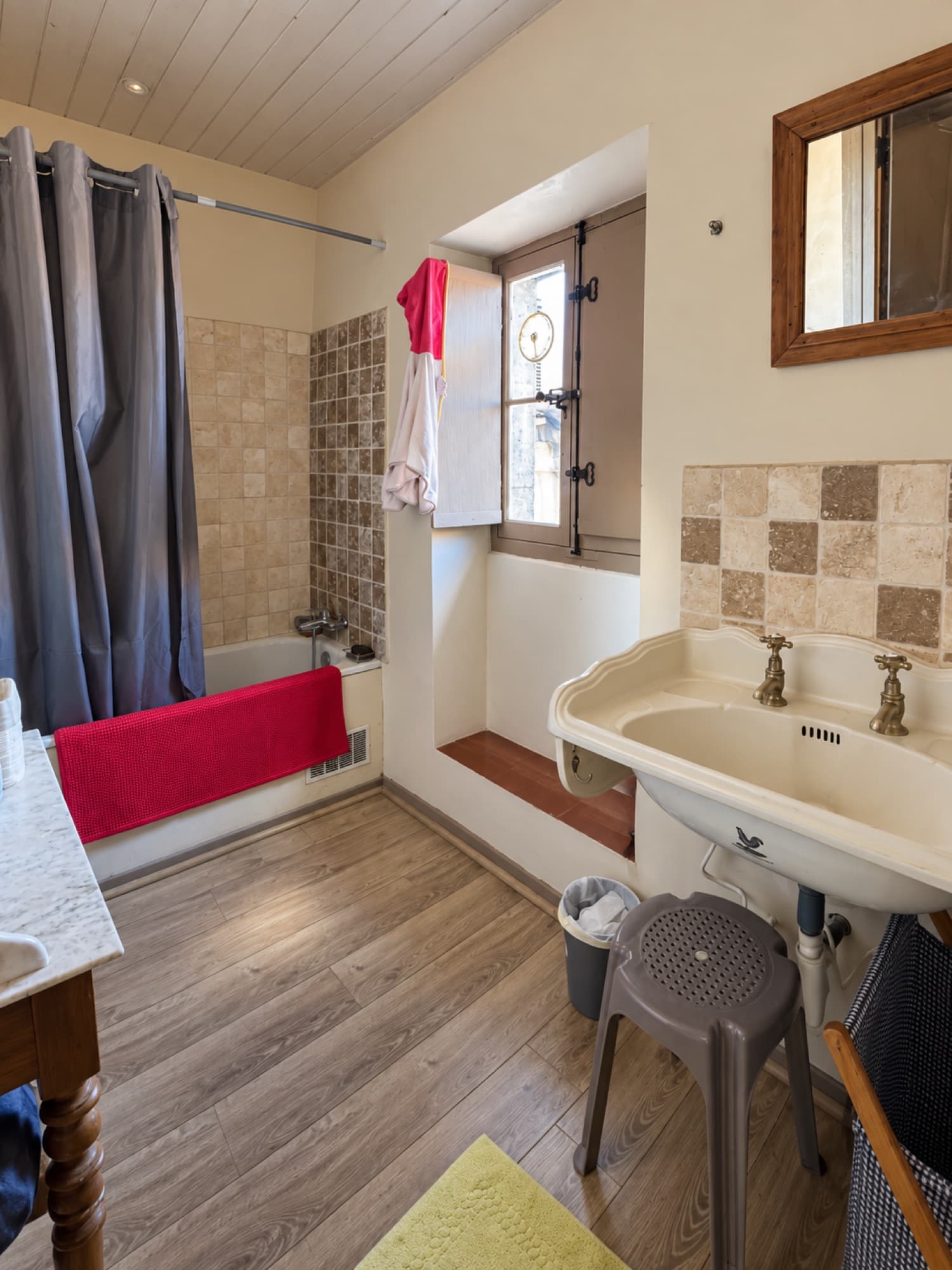 Ancienne salle de bains avec baignoire et lavabo