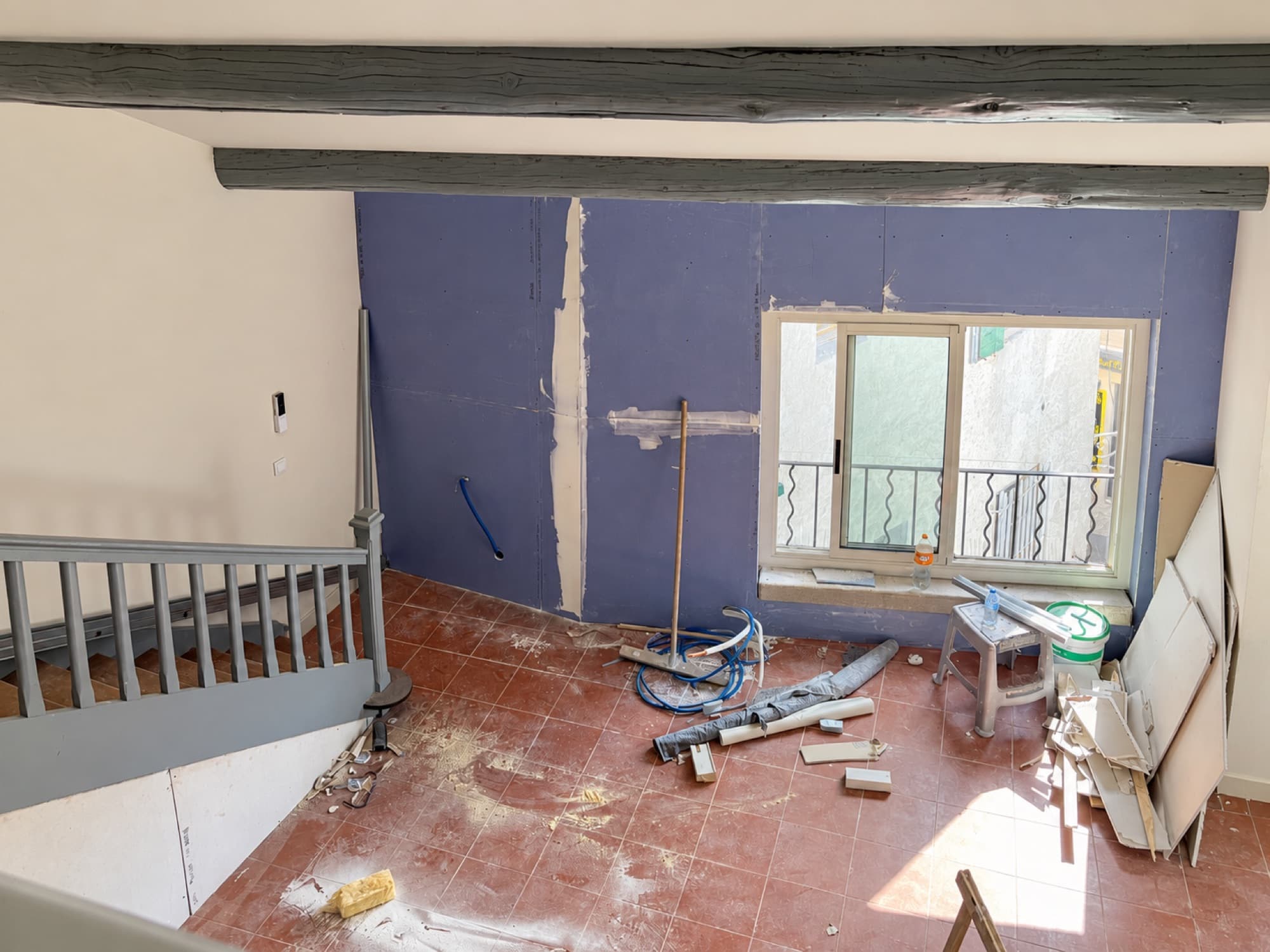 Mur doublé en plaques de plâtre autour de la fenêtre, vu depuis la mezzanine