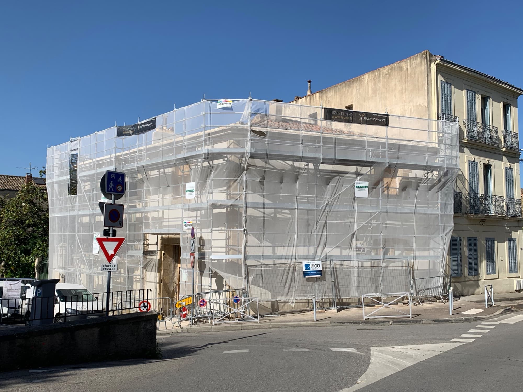 Mezzanine en travaux, garde-corps habillé de plaques et poutres grises