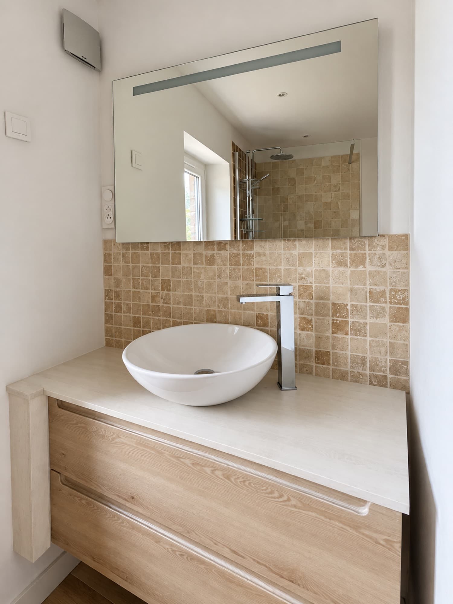 Meuble vasque en bois clair, vasque blanche et crédence en pierre